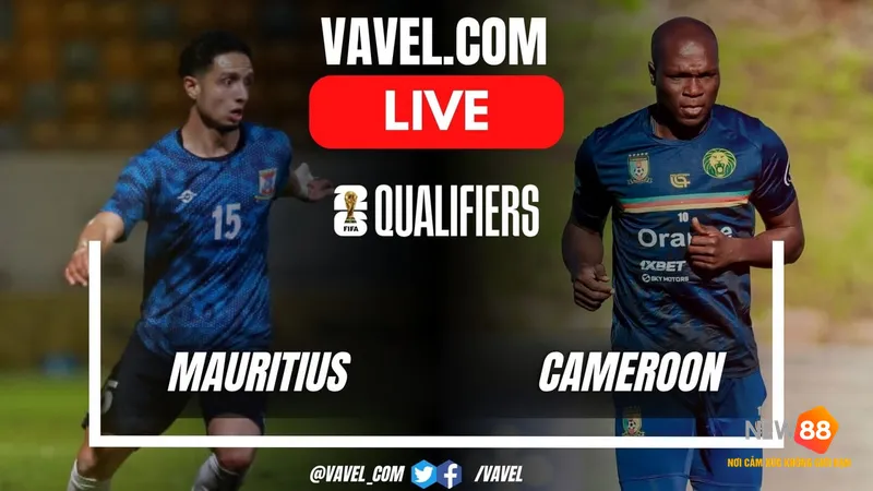 Cầu thủ Mauritius với nỗ lực tuyệt vời ngăn chặn cầu thủ Cameroon tiến về phía khung thành